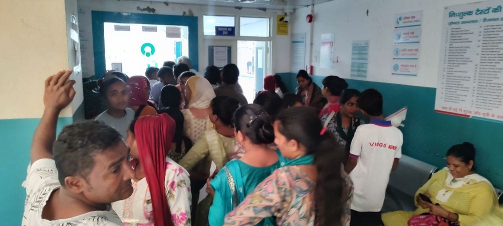 Patients did not even get a place to sit in the Mother-Child Hospital, the parking was full of mud