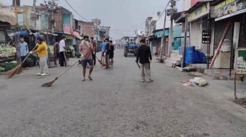 खौड़ बाजार में सफाई करते बाजार एसोसिएशन के सदस्य।