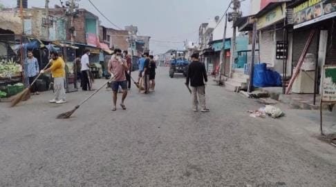 खौड़ बाजार में सफाई करते बाजार एसोसिएशन के सदस्य।