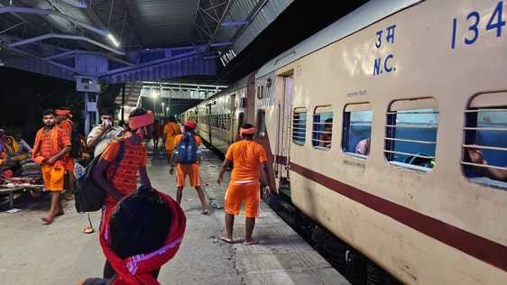 Tree fell on OHE, Prayagraj-Lucknow railway line remained closed for three and a half hours