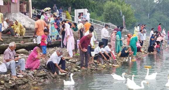Devotees bowed down on the first Monday of Sawan in Dhyunsar Sadashiv temple