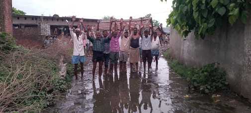 Demonstration held for repair of dilapidated and damaged road