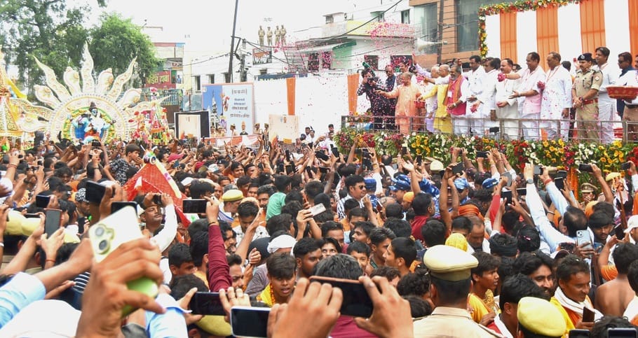 Yogi showered flowers, slogans of Bam Bam Bhole and Bharat Mata resonated