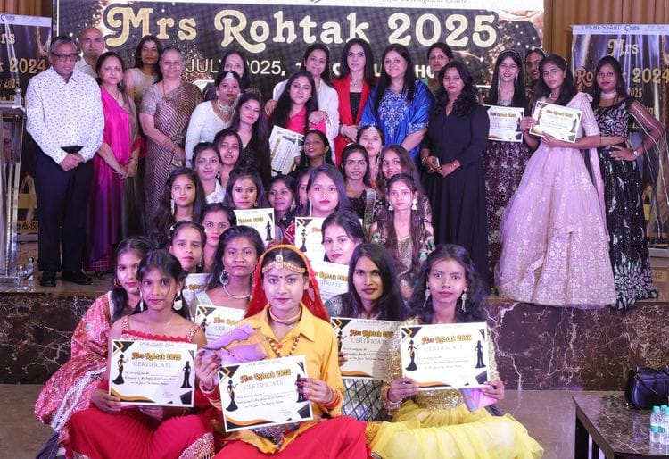 Itisha Saini won the title of Super Woman in Mrs. Rohtak 2025 Fashion Show