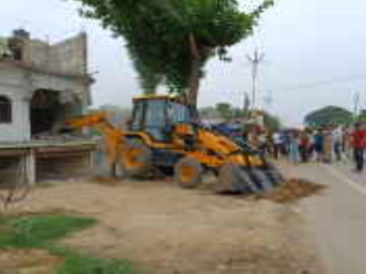 The administration demolished the house built on the pit land at Ekda intersection