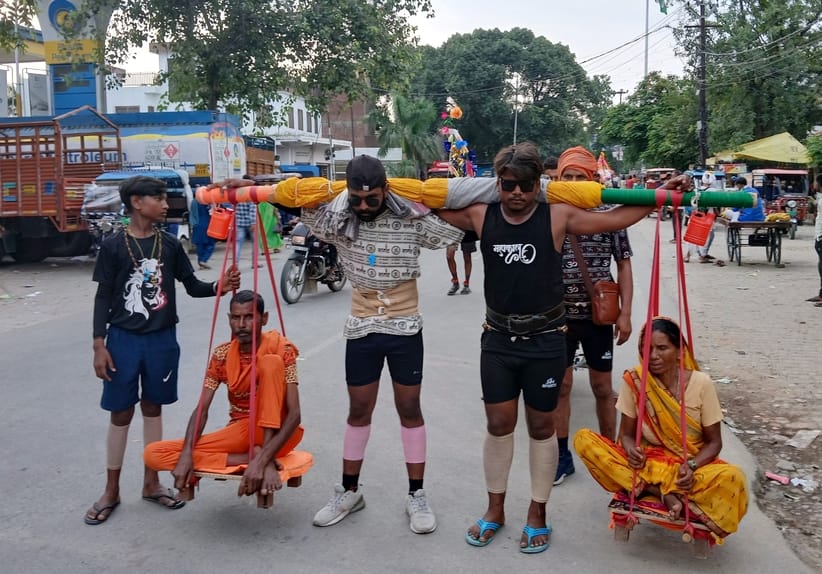 Kanwad is being brought by making parents sit in a palanquin