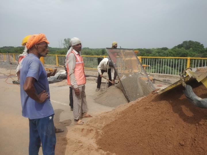 Repair work on Yamuna river bridge gained momentum, people started walking