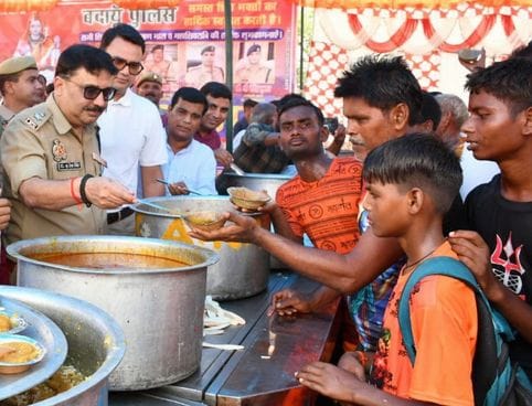 DM-SSP showered flowers on the Kanwariyas and distributed food