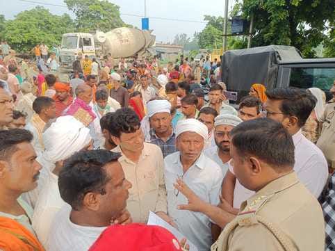 The body of the teenager who drowned in the Khannaut river was placed on the Hardoi road and a jam was created