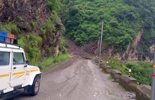12 buses of Kullu depot stuck due to road closure