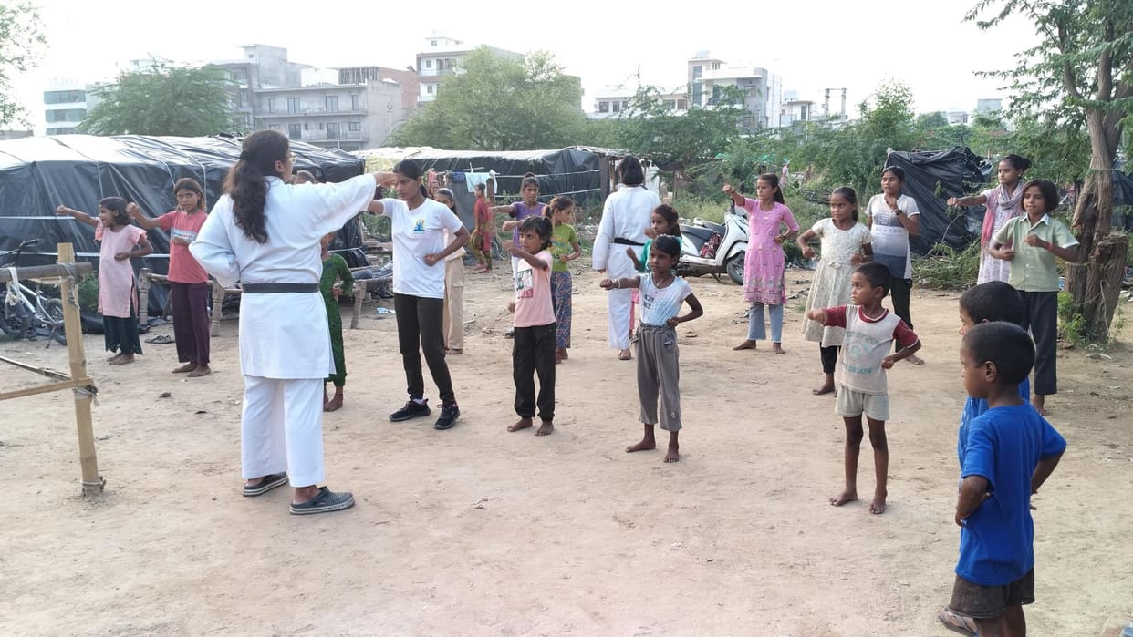 Leaving garbage picking, Vanshika won silver and showed her skills in Karate