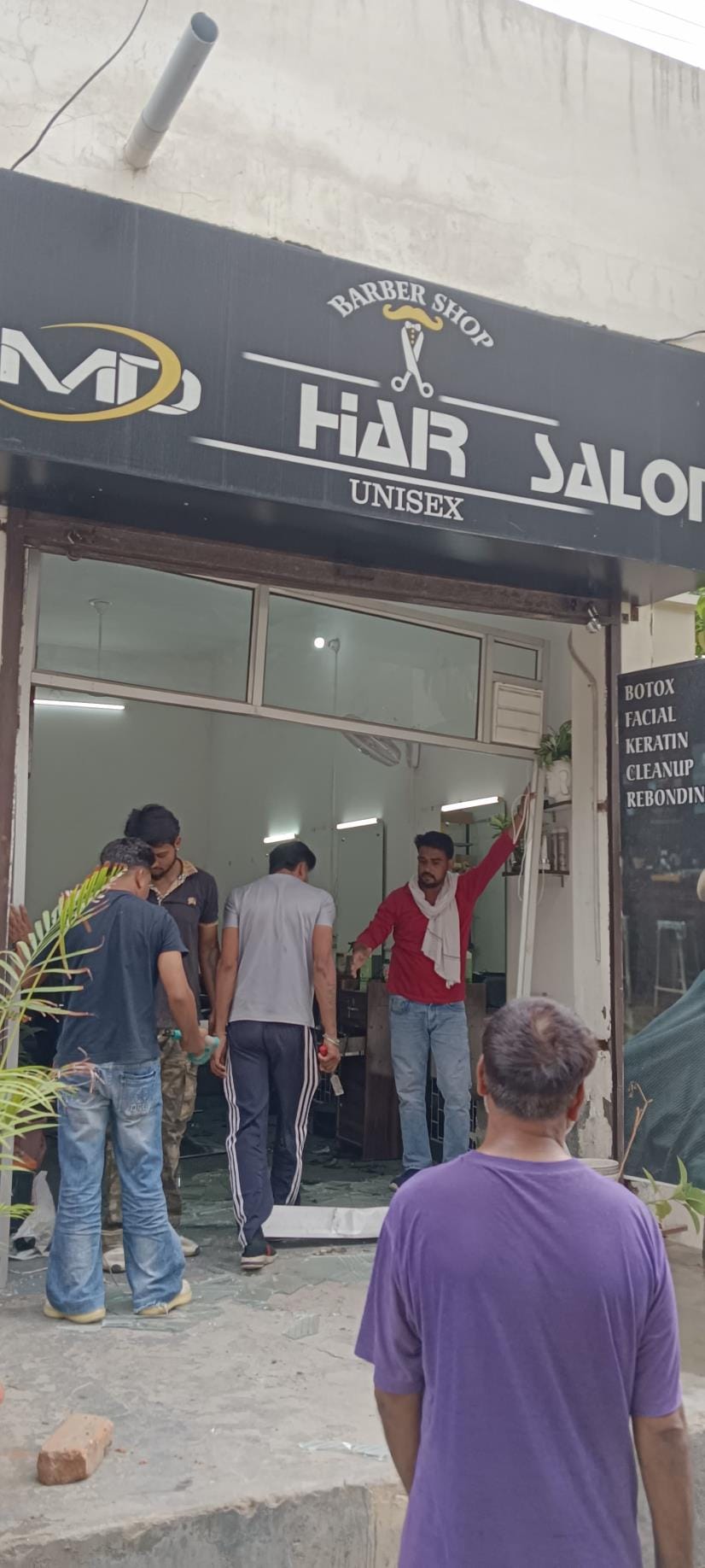 Fighting bulls entered the saloon and broke the glass
