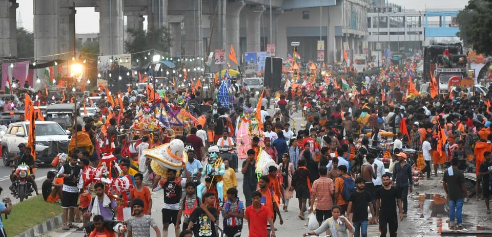 A huge crowd of Kanwariyas thronged the highway