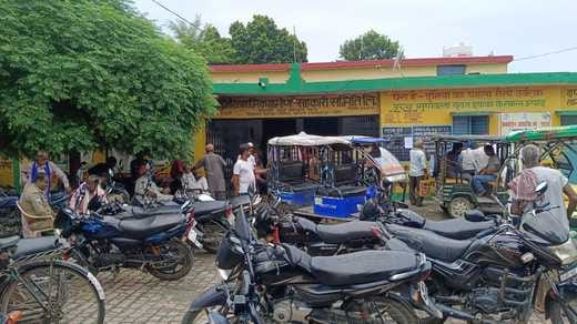 Racks of fertilizers arrived amidst the crisis, claims of the crisis reducing
