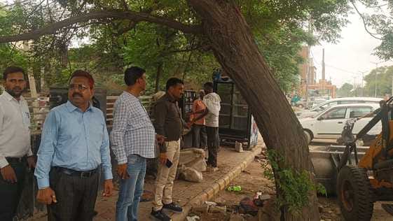When the police removed it, the illegal kiosk was set up again, the city council confiscated the goods