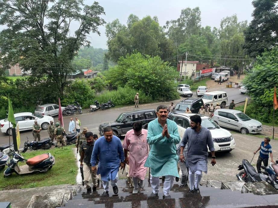 सुंदरबनी भाजपा कार्यालय पहुंचने पर कार्यकर्ताओं का अभिवादन स्वीकार करते हुए सांसद जुगल किशोर शर