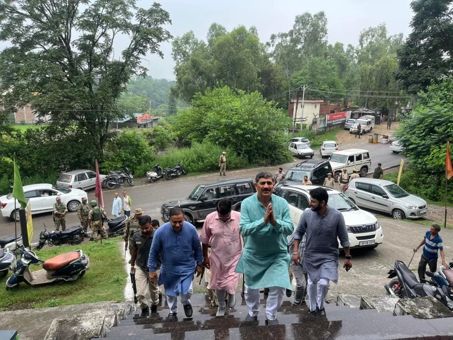 सुंदरबनी भाजपा कार्यालय पहुंचने पर कार्यकर्ताओं का अभिवादन स्वीकार करते हुए सांसद जुगल किशोर शर
