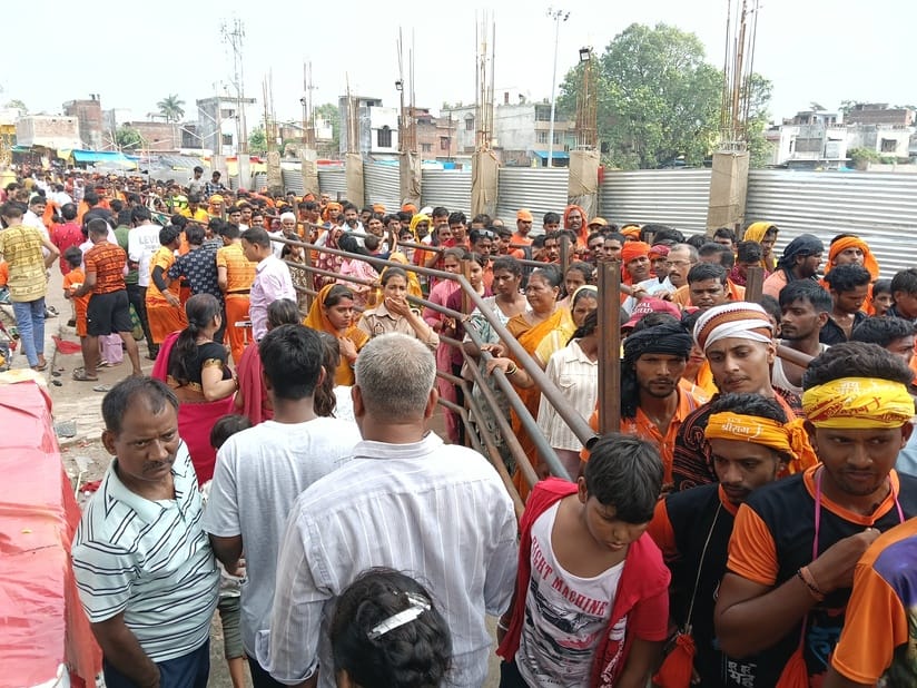 Today is the second Monday of Sawan, heavy vehicle traffic stopped on the main road in Chhoti Kashi