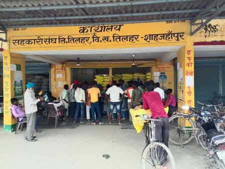 Farmers are wandering from cooperative societies to the market for fertilizers