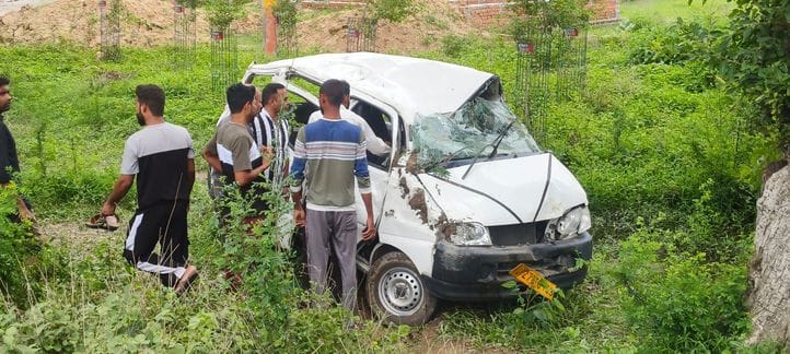 Car overturned in a ditch due to tyre burst, eight people including the driver injured