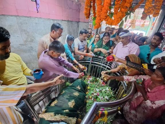 Devotees gathered to perform Jalabhishek, Shiva temple echoed with cheers