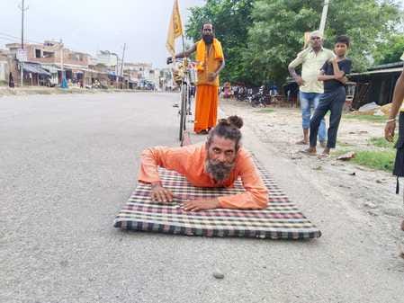 Baba Sumer Das left for Mata Vaishnodevi Dham while bowing down