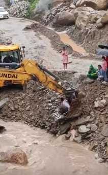 Tehsildar Rajat reached the office by crossing the ditch sitting in a Poklane