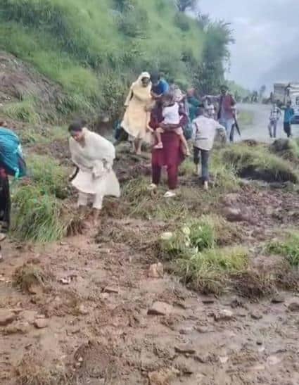  दरहाल तहसील मुख्यालय से खोड़ीवाली तक सड़क पर गिरी पस्सी।