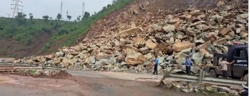 Samroli Highway, Landslide, Traffic One Lane Disturb