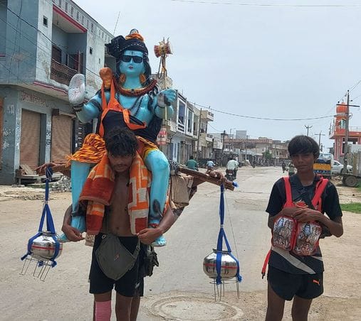 Kanwadias from Sirsa carried the idol of Bholenath on their shoulders, a huge crowd gathered to see it