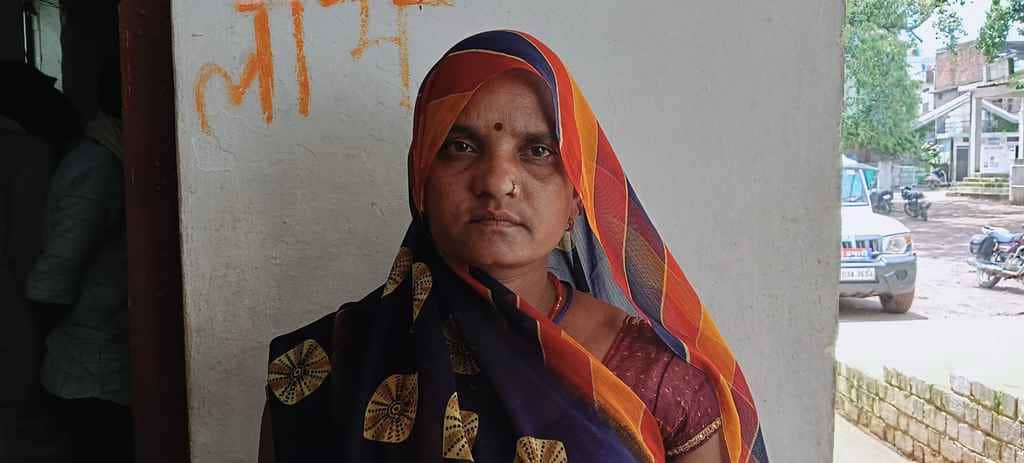 आपबीती सुनाती महिला सविता अहिरवार।