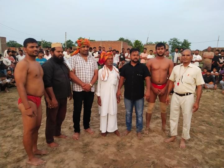 The spectators were thrilled to see the wrestlers' moves in the ring