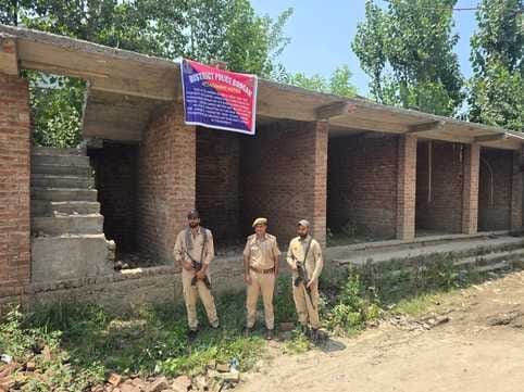Budgam police confiscates property worth Rs 25 lakh of notorious drug smuggler in Nasrullapora