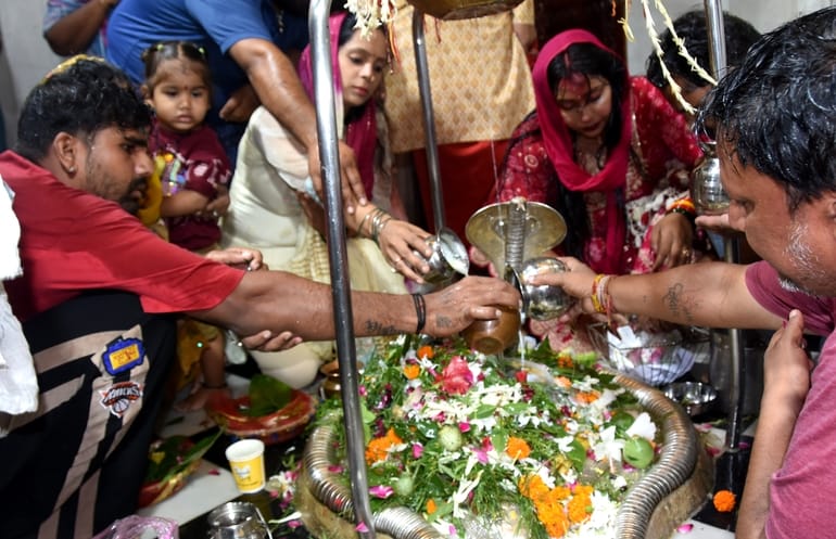 On the second Monday of Sawan, devotees prayed by offering water