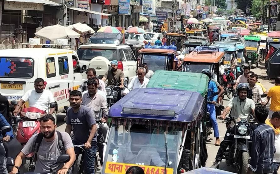 There was a traffic jam as soon as the school and office opened