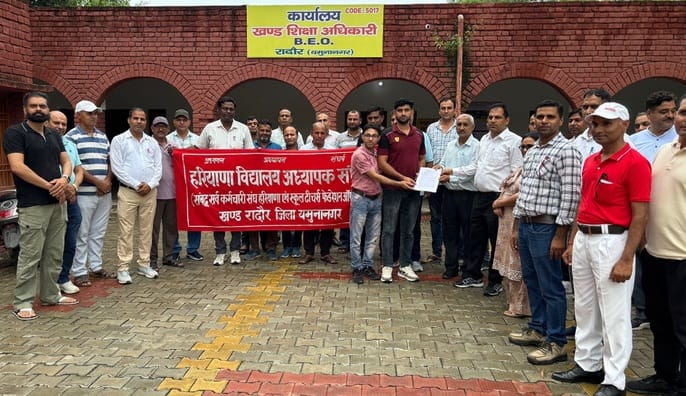 Teachers submitted a memorandum in the name of Education Minister to the BEO
