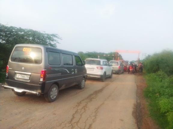 Four wheelers were allowed to pass through Yamuna bridge despite the ban