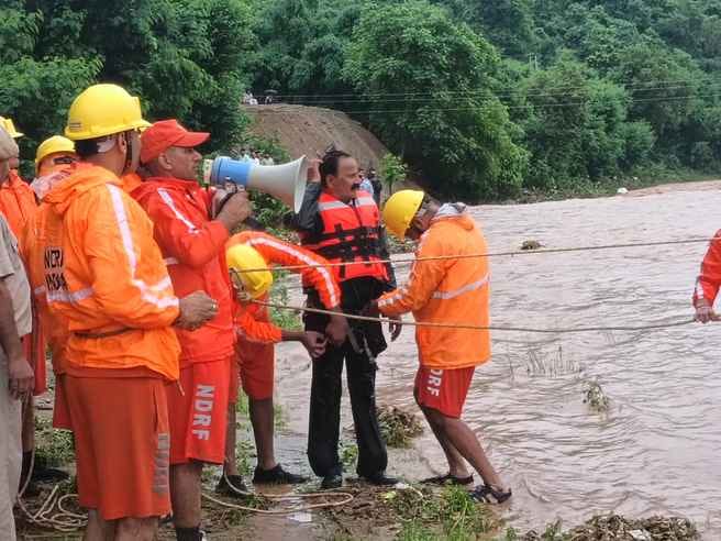 Pump operator trapped in the flood of Jabbar Khad was rescued, electric poles were washed away