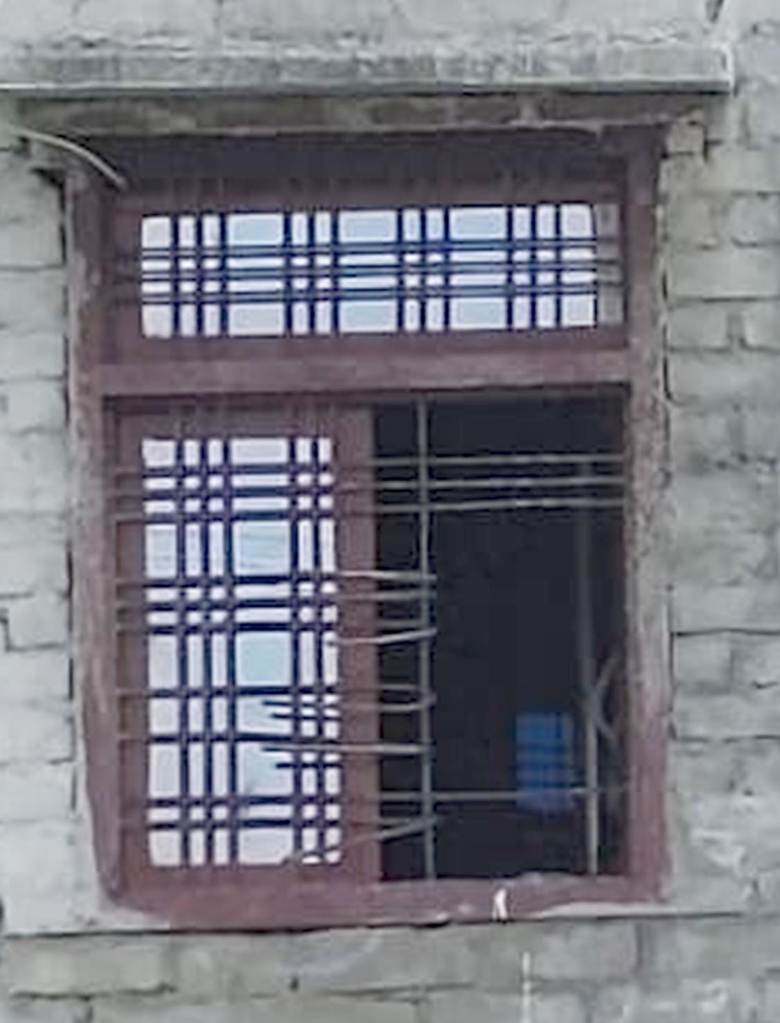 Cash and jewellery stolen by breaking the window of the Diwan's room