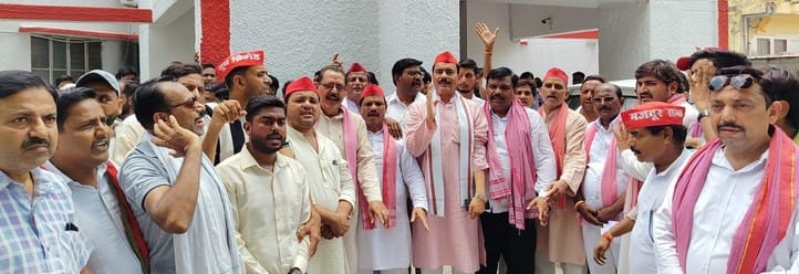 SP workers protest against filing of FIR against District Vice President