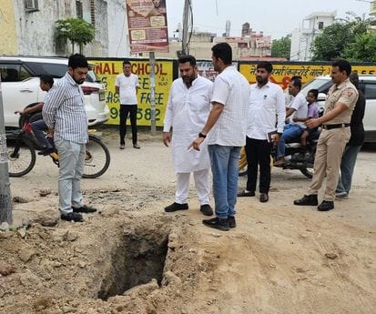 Sewer overflow in two colonies, MLA arrived