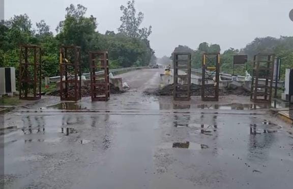 Business affected due to closure of traffic from Gegas Ganga Bridge