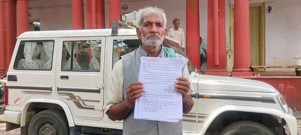 ग्रामीण मांगीलाल शर्मा अपने जिंदा होने का सबूत देते हुए