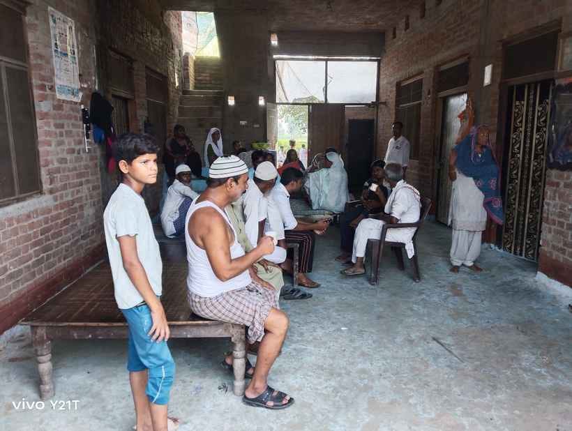 Nine tolas of jewellery and cash were looted from the house of a furniture trader