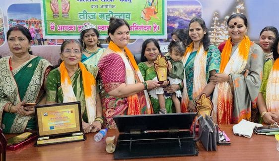 Bharat Vikas Parishad celebrated Teej festival, Anju became Teej Queen