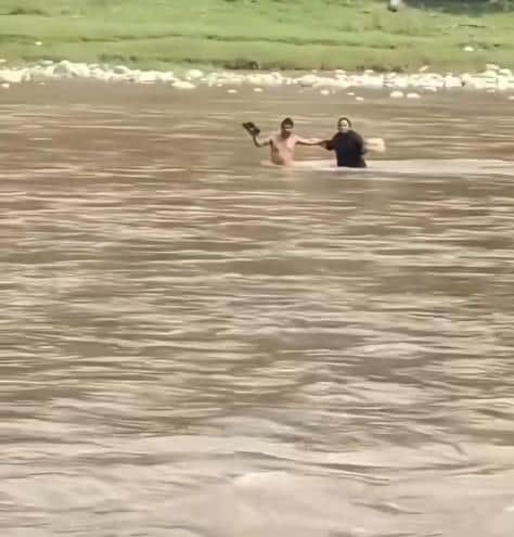 जान हथेली पर लेकर नदी पार कर मरीज को दवा देती सुरिंदर।