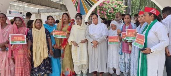 Mahila Sabha gave a memorandum on the adjustment of schools