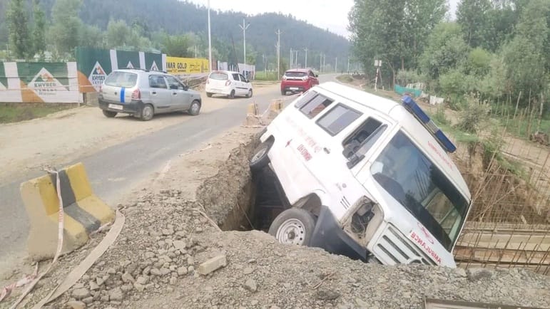 Ambulance falls into a ditch in Kupwara, driver injured