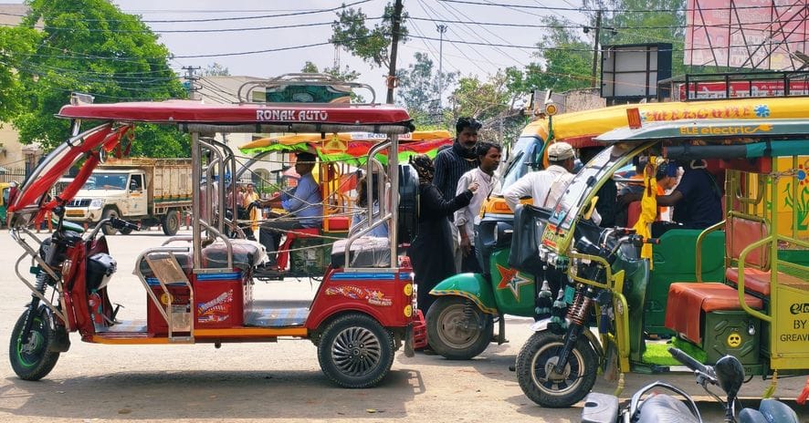 Traffic system collapsed again at Manjhanpur crossing