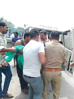 घायलों को अस्पताल ले जाती पुलिस।